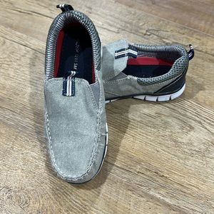 Sz 2 boys’ slip on shoes